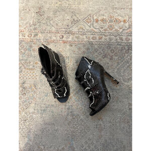 Women's Karl Lagerfeld leather snakeskin Heels Size 6.5 Black and White